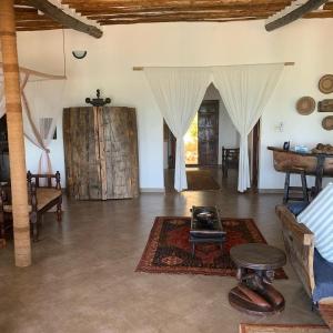 - un salon avec un canapé et une table dans l'établissement Zi Villa Beach Cottage, à Matemwe