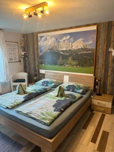 Reinhardshagen的住宿－Gästezimmer „Ellmau“，卧室内的两张床,墙上有绘画作品