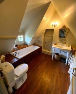 y baño con aseo, bañera y lavamanos. en L’Agapé : Le charme absolu de la Normandie, en Saint-Pierre-Azif
