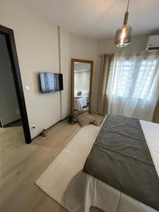 Un pat sau paturi într-o cameră la Blenac Suites Residence Appart Hotel A T2