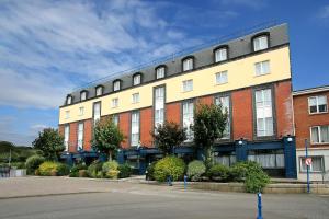 ein großes Backsteingebäude mit vielen Fenstern in der Unterkunft Waterford Marina Hotel in Waterford