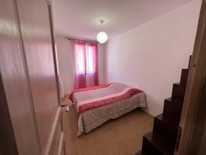 a small bedroom with a bed and a window at Blaise 4 pieces in Saint-Étienne-de-Tinée