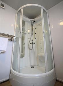 Ένα μπάνιο στο St James House - Charming 3 bed, 2 bathrooms, driveway parking, close to town centre +32 φωτογραφίες