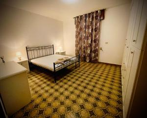 ein Schlafzimmer mit einem Bett in einem Zimmer mit einem Fenster in der Unterkunft Dolce Casa in Casalabate