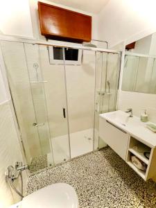 ein Bad mit einer Dusche, einem WC und einem Waschbecken in der Unterkunft Dolce Casa in Casalabate
