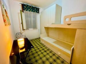 ein kleines Zimmer mit einem Waschbecken und einem Spiegel in der Unterkunft Dolce Casa in Casalabate
