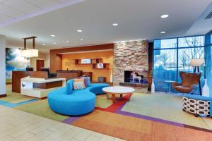 een lobby met een woonkamer met een open haard bij Fairfield Inn & Suites by Marriott Dunn I-95 in Dunn