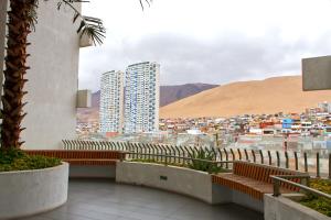 einen Balkon mit Bänken und Stadtblick in der Unterkunft Depto. Full equipado in Iquique