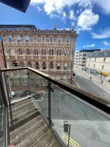 een balkon met uitzicht op een gebouw bij Quayside Apartments in Cardiff