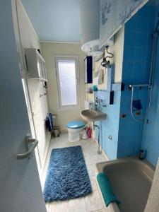 ein Badezimmer mit einer Badewanne, einem WC und einem Waschbecken in der Unterkunft Gästehaus Zur Walnuss Berlin in Blankenfelde