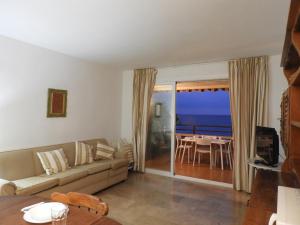 a living room with a couch and a view of the ocean at Aguadulce Primera Línea - A/C in Aguadulce