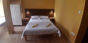 Una cama o camas en una habitación de Rosso Apartments 2