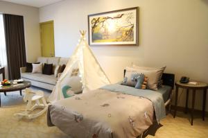 um quarto com uma cama e uma tenda de jogos em Melia Hanoi em Hanói