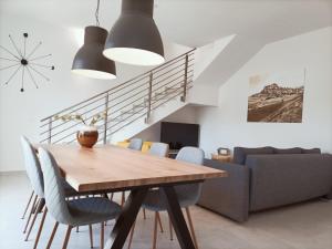 ein Esszimmer mit einem Holztisch und Stühlen in der Unterkunft Casa Giuseppe Castelsardo in Castelsardo
