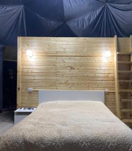 - une chambre avec un lit dans une tente bleue dans l'établissement Shatyly Lake ViewGlamping, à Bokonbayevo
