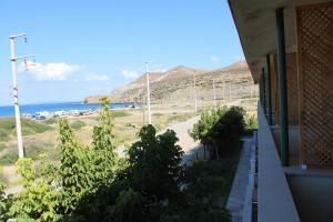 d'un balcon offrant une vue sur l'océan. dans l'établissement GÖKÇEADA BATIHAN OTEL, à Bademli