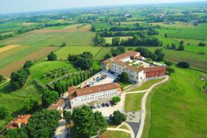 widok z powietrza na duży budynek w polu w obiekcie Villa San Biagio w mieście Mason Vicento