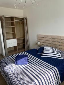 Postel nebo postele na pokoji v ubytování Maison en bord de mer au Domaine du Bois Soret + 2 fotografie