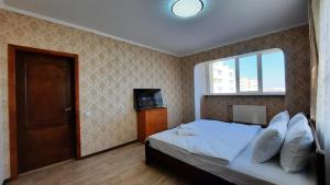 a bedroom with a bed with a window and a television at 2 кімнатна квартира з 4 окремими ліжками і кондиціонером Документи для відряджень Мережа AlexApartments Безконтактне заселення 24-7 in Poltava