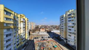 une vue aérienne sur une ville avec de grands bâtiments dans l'établissement 2 кімнатна квартира з 4 окремими ліжками і кондиціонером Документи для відряджень Мережа AlexApartments Безконтактне заселення 24-7, à Poltava