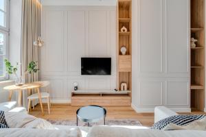 TV a/nebo společenská místnost v ubytování Poniatowskiego Parkside Studio~Parking and lift