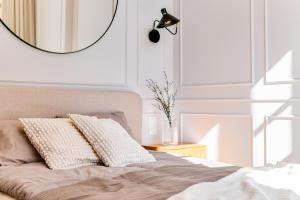 Postel nebo postele na pokoji v ubytování Poniatowskiego Parkside Studio~Parking and lift