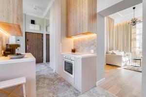 Kuchyň nebo kuchyňský kout v ubytování Poniatowskiego Parkside Studio~Parking and lift