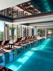 uma piscina com espreguiçadeiras e uma piscina em Apartmani Fashion -Milmari Resort em Kopaonik