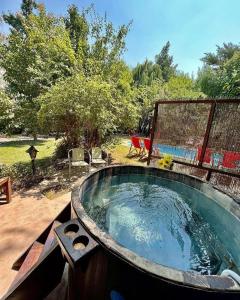 une grande baignoire installée dans une cour dans l'établissement El Encanto del Manzano & Espacio Vittalia Spa, à San José de Maipo