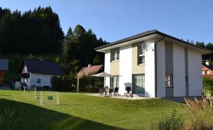 una grande casa bianca con un cortile erboso di Happy Nest a Göstling an der Ybbs