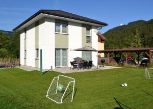 una casa con un pallone da calcio in giardino di Happy Nest a Göstling an der Ybbs