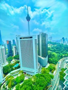 uitzicht op een stad met een toren op de achtergrond bij Vortex suites near by KLCC in Kuala Lumpur