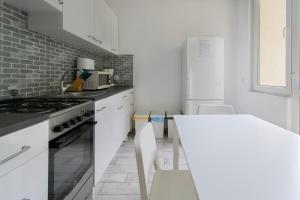 Kuchyňa alebo kuchynka v ubytovaní Wondrous Apartment Warszawska street