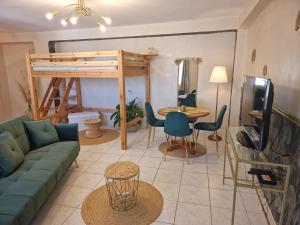 sala de estar con sofá y litera en L'émeraude : studio chic et élégant, en Agde