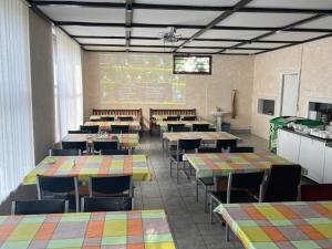 uma sala de aula com mesas e cadeiras e um quadro-negro em Hotel Burevisnyk (Буревісник) em Kiev