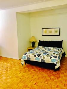 蒙特婁的住宿－Stylish Montreal Apartment: Comfortable Stay in the Golden Square Mile，一间卧室配有一张床,铺有木地板