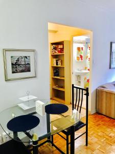 蒙特婁的住宿－Stylish Montreal Apartment: Comfortable Stay in the Golden Square Mile，一间设有两把椅子和一张玻璃桌的房间