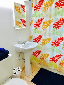 蒙特婁的住宿－Stylish Montreal Apartment: Comfortable Stay in the Golden Square Mile，一间带水槽和淋浴帘的浴室