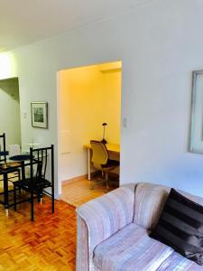 蒙特婁的住宿－Stylish Montreal Apartment: Comfortable Stay in the Golden Square Mile，客厅配有沙发和桌子