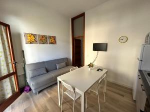 een woonkamer met een bank en een tafel bij Sunflowers house in Punta Marina
