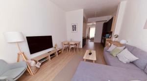 Televízia a/alebo spoločenská miestnosť v ubytovaní Madách Fox Apartment