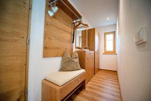 Cette chambre dispose d'un banc avec un oreiller. dans l'établissement Apartment Villa Valeria, à Selva di Val Gardena