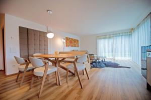 une salle à manger avec une table et des chaises dans l'établissement Apartment Villa Valeria, à Selva di Val Gardena 20 autres photos
