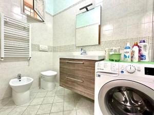 a bathroom with a washing machine and a sink at Moonlight in Castellammare di Stabia