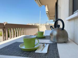 un bollitore per il tè e due tazze su un tavolo di F&G 71100 - luminosissimo in zona tranquilla e riservata - box auto privato su richiesta a Foggia