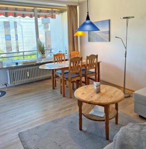 uma sala de estar com uma mesa de jantar e cadeiras em Seeschlösschen Haus 3 Whg 5 em Grömitz