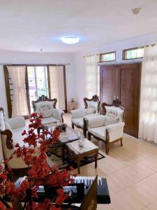 - un salon avec des canapés, une table et un arbre dans l'établissement Guest House Sakura F3, à Karangtengah