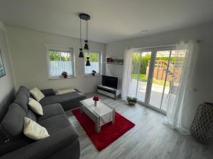 a living room with a couch and a table at Karins Kotte in Papenburg