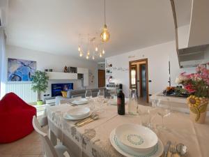 a table with plates and glasses on it in a kitchen at F&G 71100 - luminosissimo in zona tranquilla e riservata - box auto privato su richiesta in Foggia