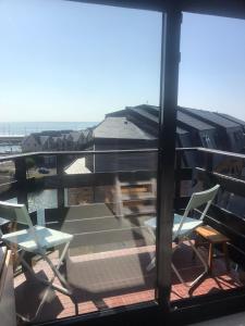 balcone con sedie e vista sull'oceano di Le nid sur la mer a Deauville